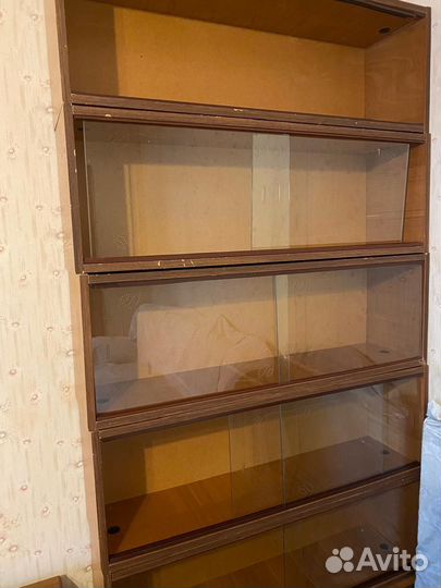 Книжные полки со стеклом