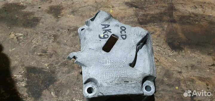 Кронштейн двигателя правый Opel Corsa D 2006-2015