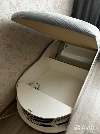 Детская кровать-машинка