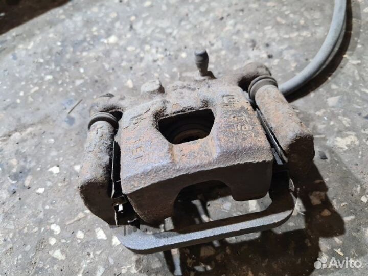 Суппорт тормозной задний Nissan Juke F15 1.6 DDT