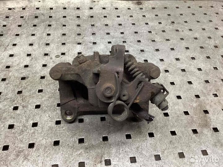 Суппорт задний правый Volkswagen Caravelle/Multiva