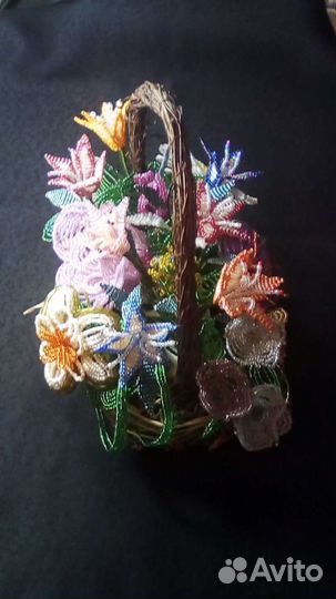 Плетеная корзиночка с цветами из биссера