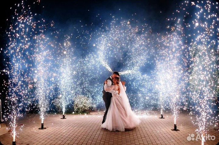 Тяжелый дым, конфетти, холодные фонтаны, снег