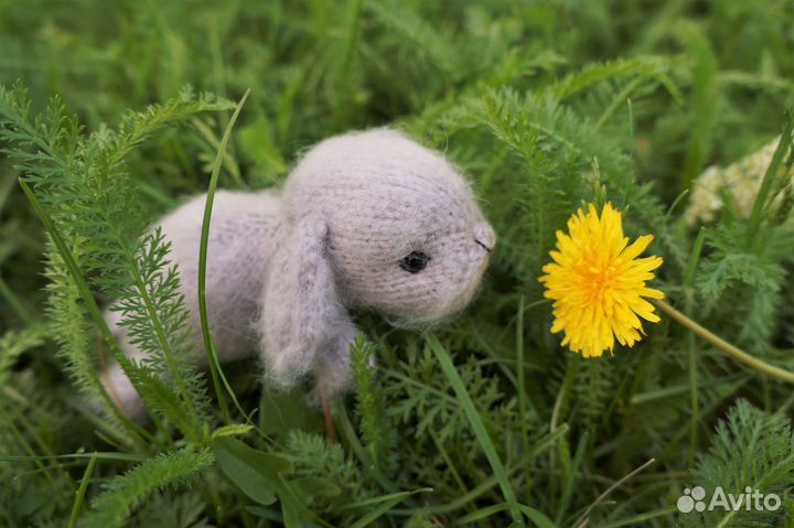 Пушистый серый вязаный кролик