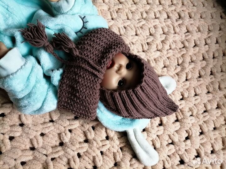 Вязаный комбинезон, шапки, чепчики для детей
