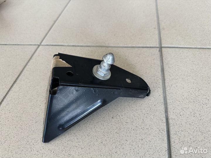 Кронштейн задних сидений левый Шевроле Нива