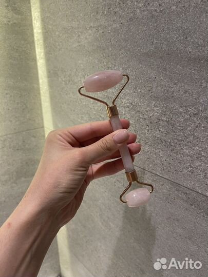 Массажер мезороллер для лица из розового кварца