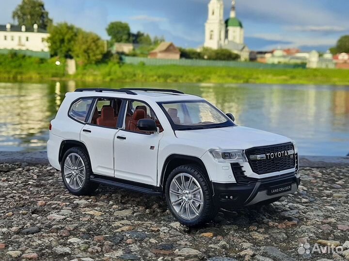 Коллекционные машинки,Toyota Land Cruiser 300