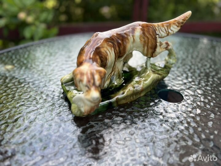 Статуэтка «Собака с дичью», фаянс, роспись