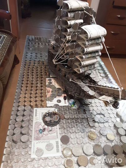 Модель корабля двухмачтового сделанного из монет