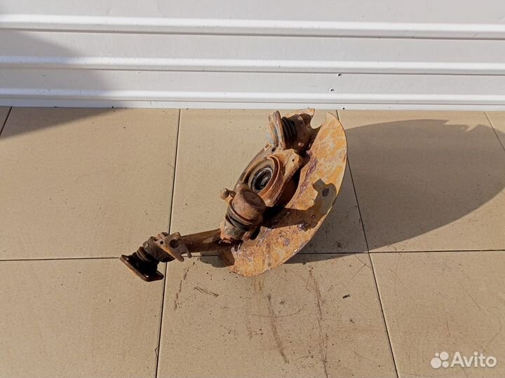 Поворотный кулак передний левый Шевроле Нива