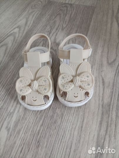 Сандалии новые для девочки 22 размер