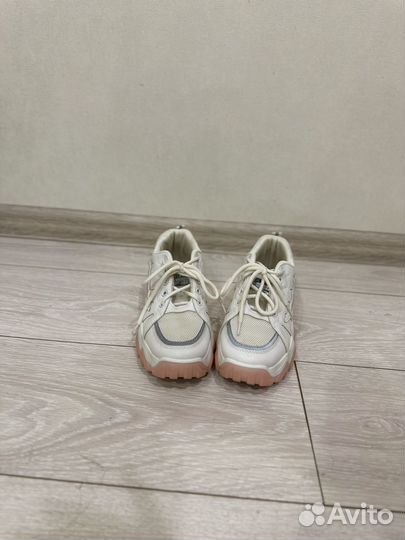 Кроссовки женские