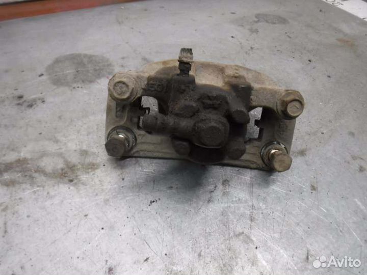 Суппорт задний правый Mitsubishi Pajero 3 6G74