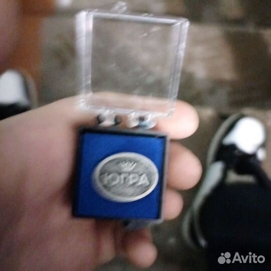 Продам значок югра