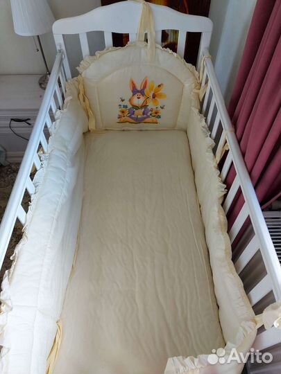 Детская кроватка с универсальным маятником