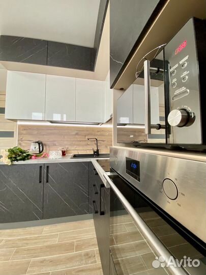 Угловая кухня под потолок на заказ