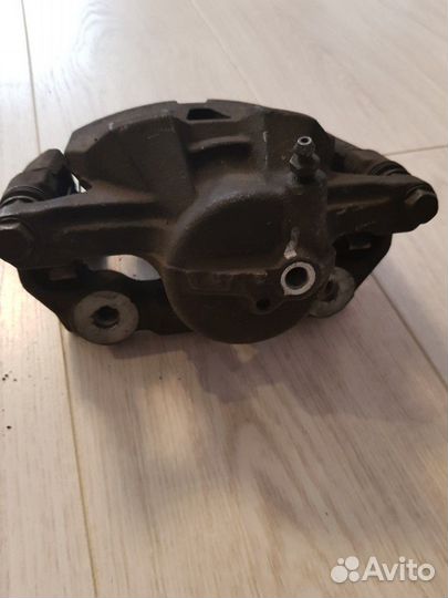 Передний левый суппорт Lexus IS250