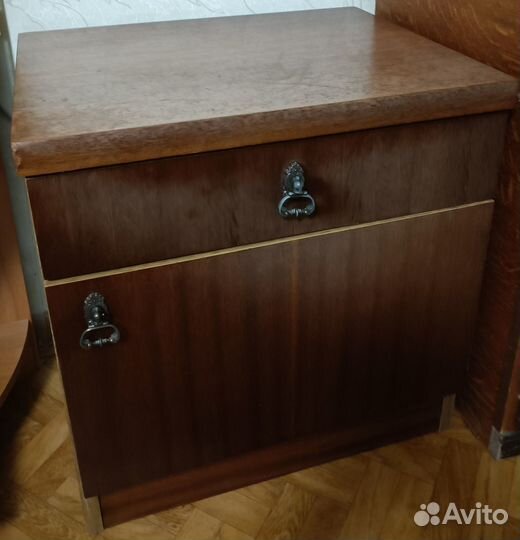 Тумбочка прикроватная