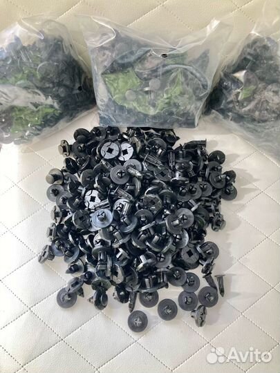 Пистоны, клипса крепежная автомобильная