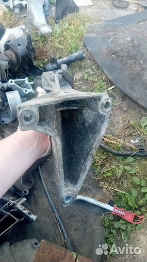 Кронштейн двигателя правый Audi A6 C4