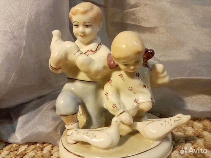 Статуэтка фарфор дети кормят голубей