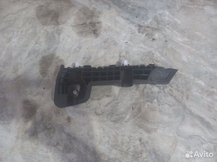 Крепление бампера переднее левое Kia Rio 4 2021