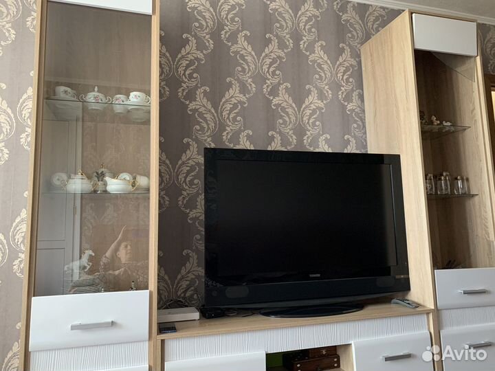 Две ветрины и туба под тв