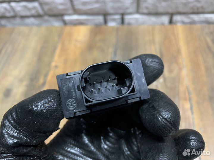 Volkswagen Tiguan 2 Кнопка открывания багажника