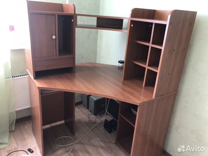 Компьютерный стол угловой с полками