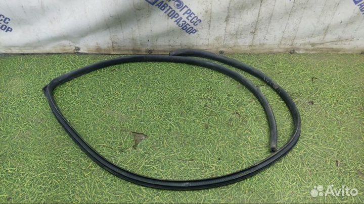 Уплотнительная резинка передняя правая Mazda 3 Bk