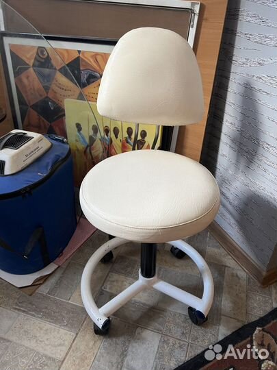 Стул для мастера маникюра