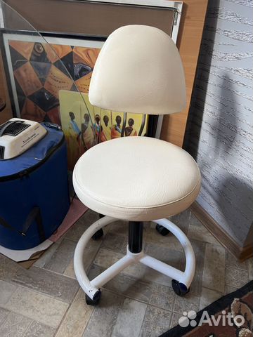 Стул для мастера маникюра