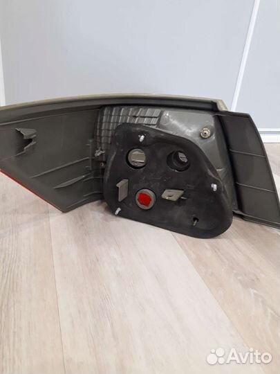 Стоп сигнал правый на toyota premio ZRT260