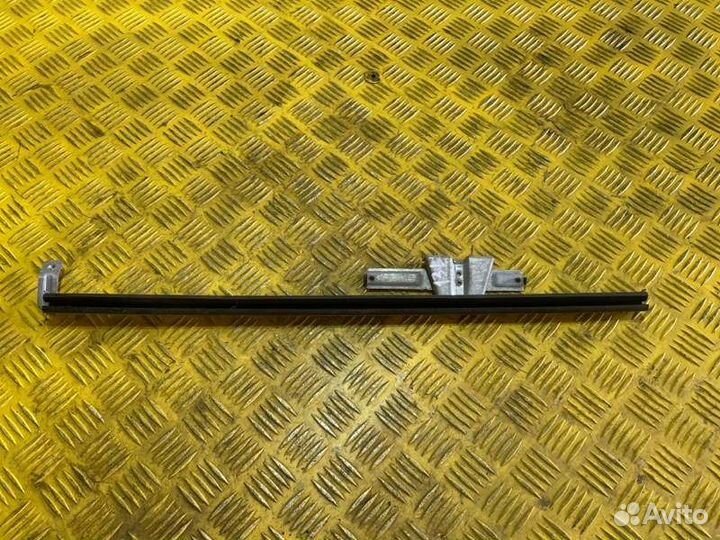 Направляющая стекла двери левая Man Tgl Tgm Tga