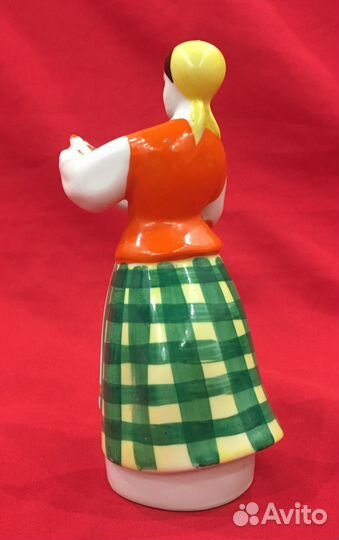 Статуэтка фарфоровая. Девушка с куманцом. СССР