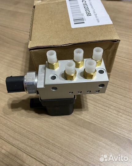 Блок клапанов пневмоподвески на Mercedes CLS W219