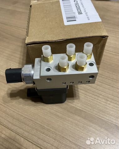 Блок клапанов пневмоподвески на Mercedes CLS W219