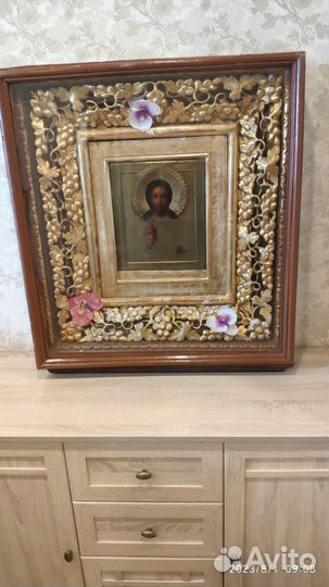 Старинные иконы в киоте