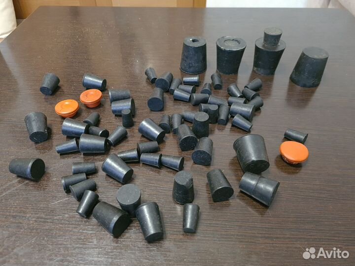 Бутыли стеклянные, пробки