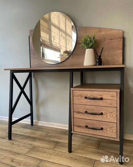 Туалетный столик с зеркалом 