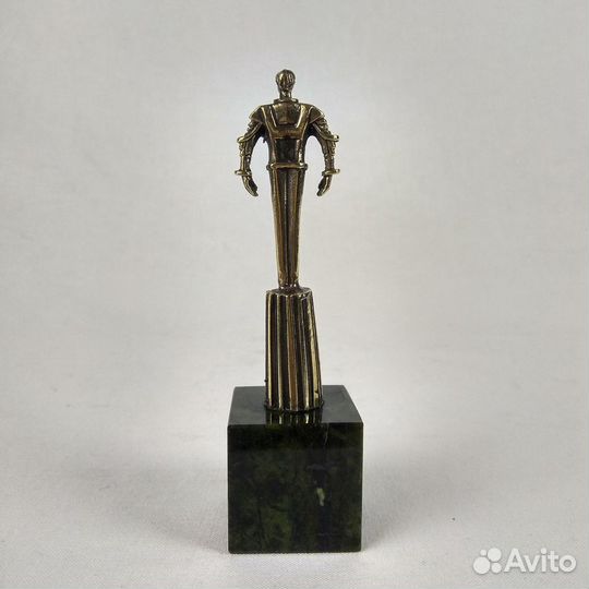 Копия памятник Ю.А. Гагарин бпрнеза
