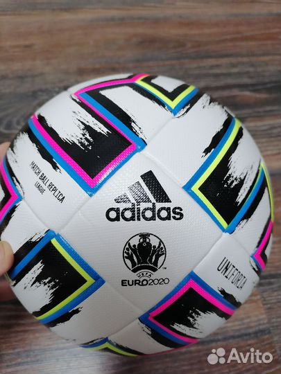 Футбольный мяч adidas