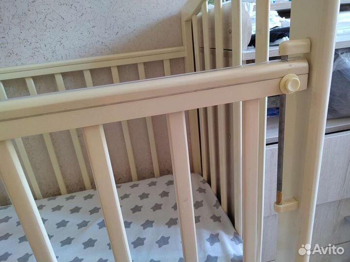 Детская кроватка с маятником