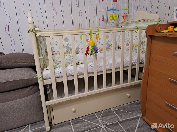 Детская кроватка с универсальным маятником