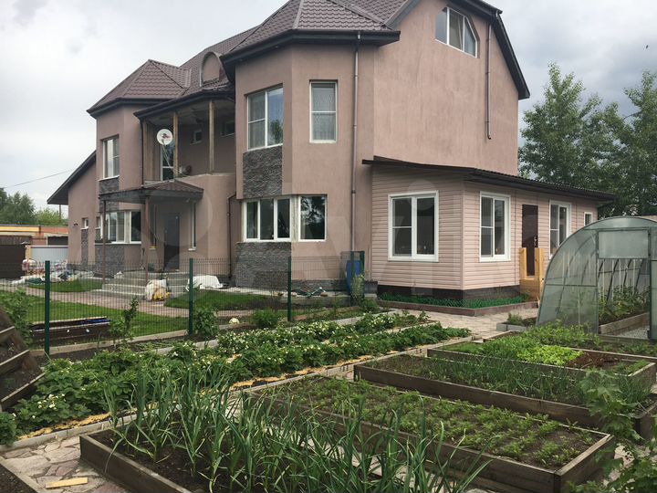 Коттедж 413,8 м² на участке 10 сот.