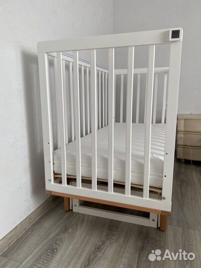 Детская кроватка с маятником и матрасом