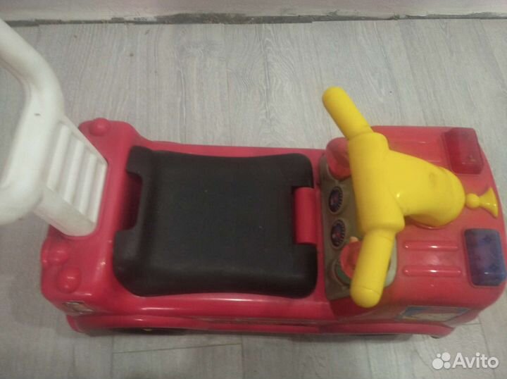 Детская машинка каталка с ручкой