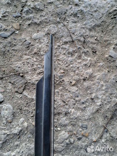 Молдинг стекла на Mercedes W140