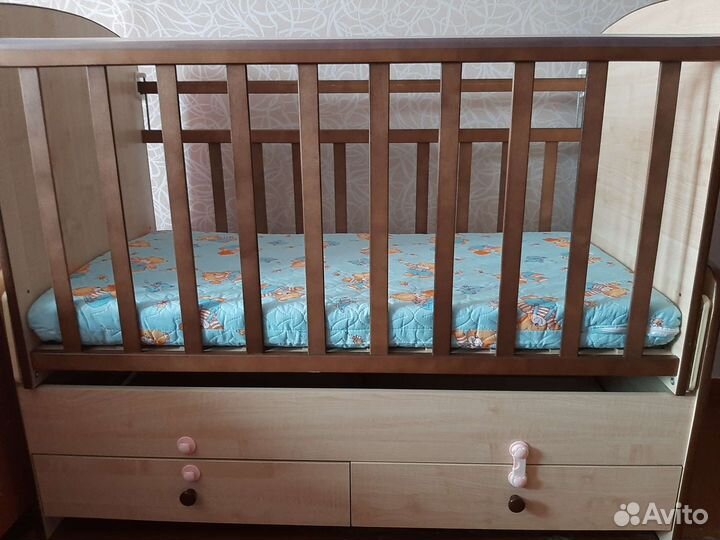 Детская кроватка с маятником и ящиком
